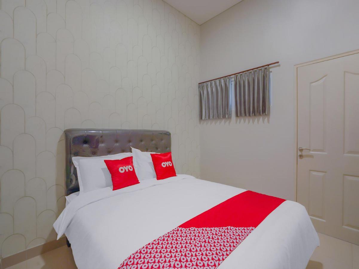 Super Oyo Capital O 90336 Olive Guest House สุราบายา ภายนอก รูปภาพ
