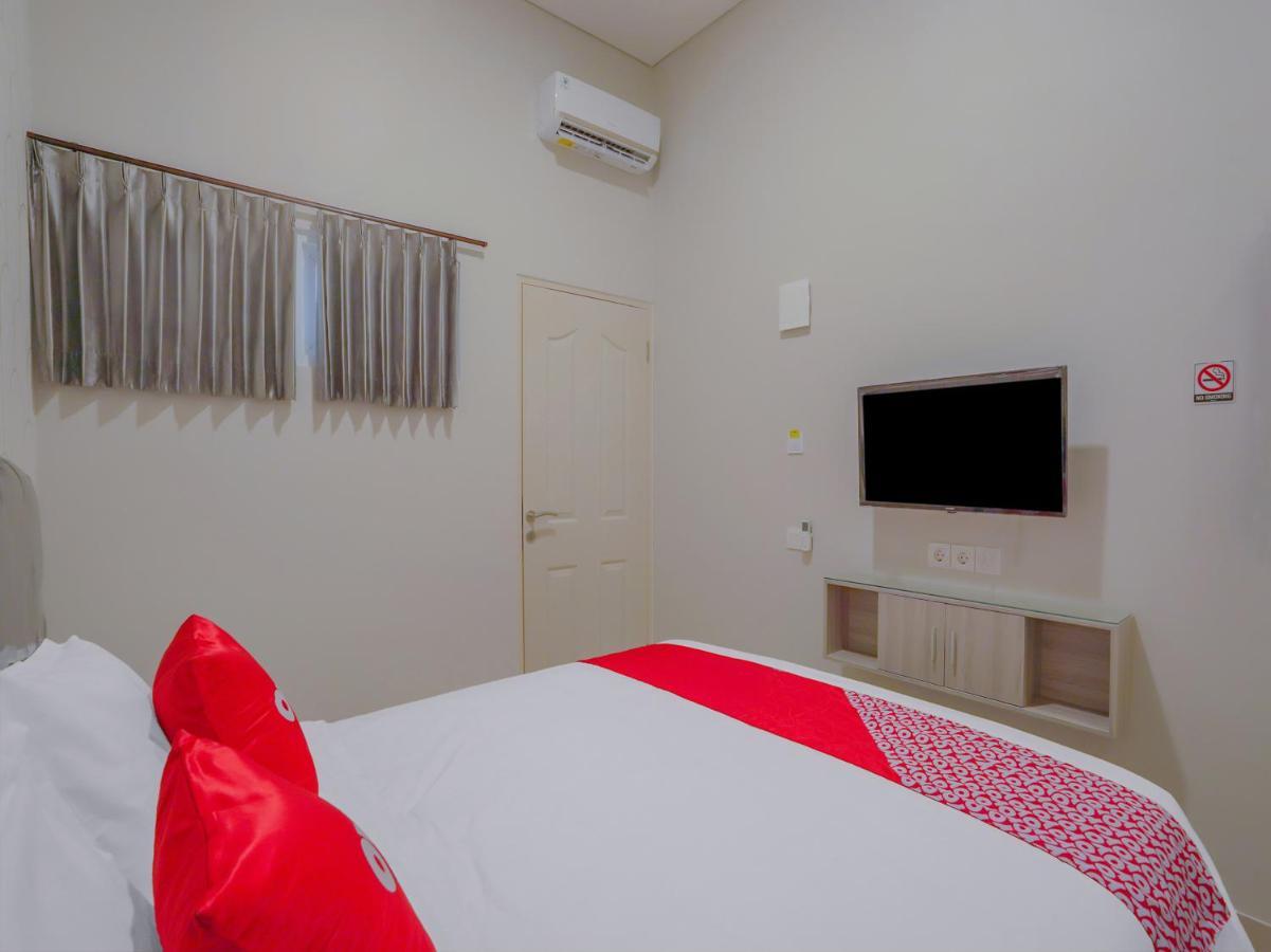 Super Oyo Capital O 90336 Olive Guest House สุราบายา ภายนอก รูปภาพ