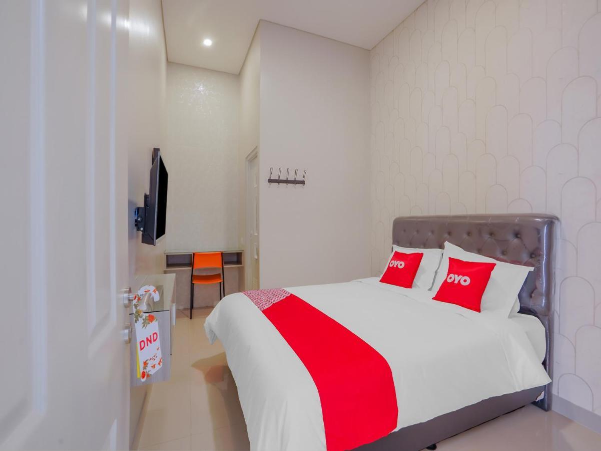 Super Oyo Capital O 90336 Olive Guest House สุราบายา ภายนอก รูปภาพ